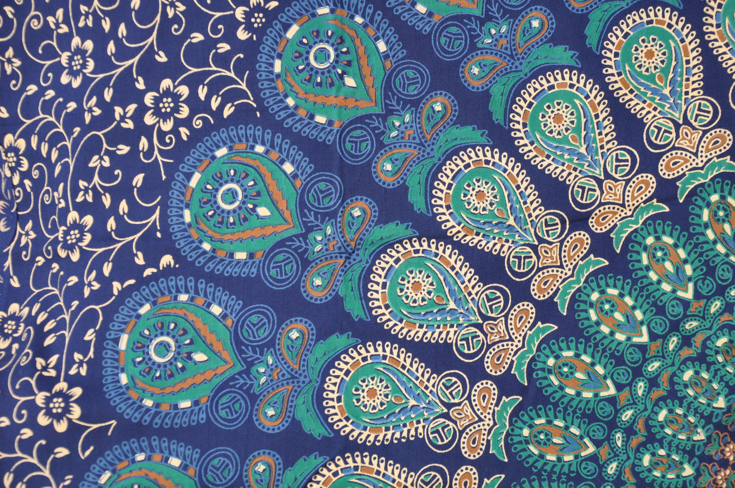 Sarong/bath towel with mandala pattern in blue 