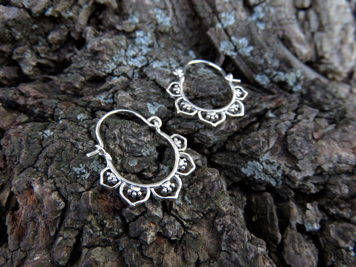 mini hoop earrings with flower pattern made of silver or silver-gold plated