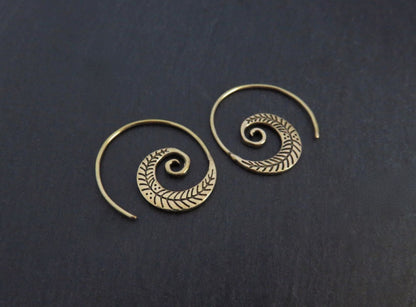 small patterned spiral earrings made of brass 