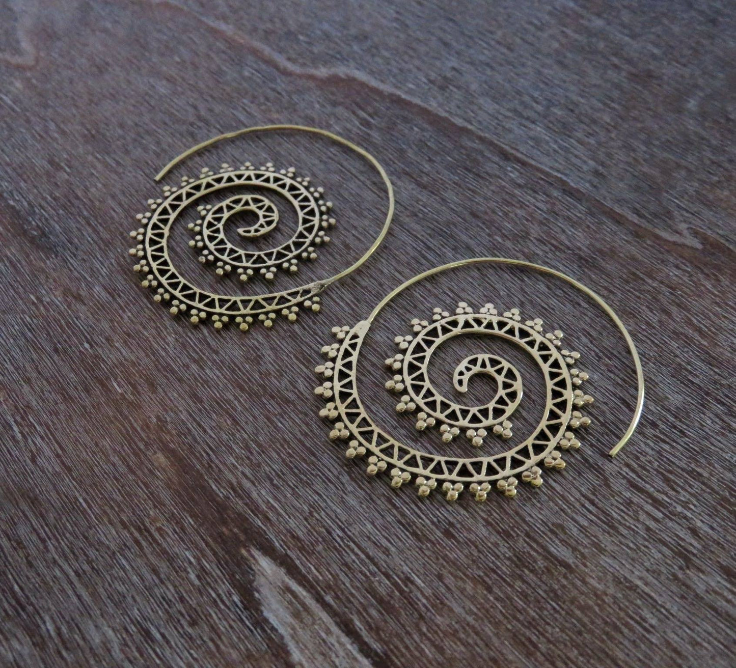 large spiral earrings with zigzag pattern made of brass