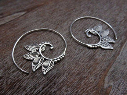 playful spiral earrings with leaves made of silver 