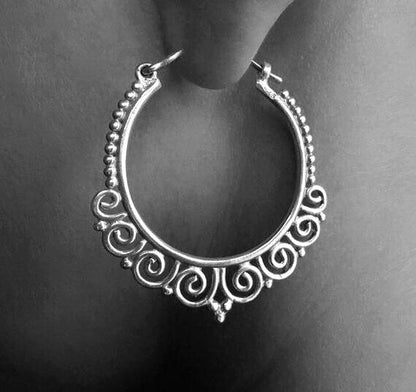 Hoop earrings with spirals and dots made of silver 