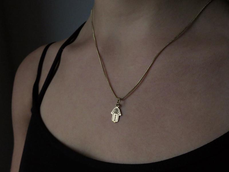 kleiner Anhänger mit dem Motiv Hand der Fatima aus Messing