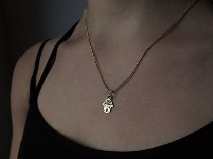 kleiner Anhänger mit dem Motiv Hand der Fatima aus Messing