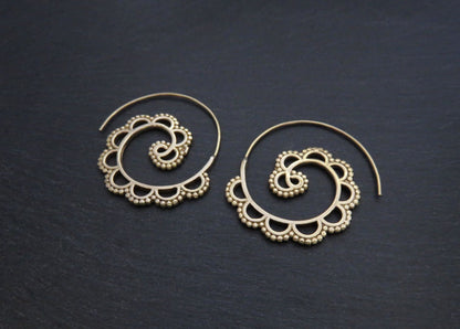 patterned spiral earrings with dots made of brass