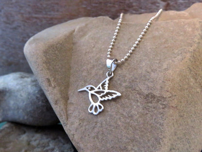 Pendant with hummingbird motif on a silver ball chain 