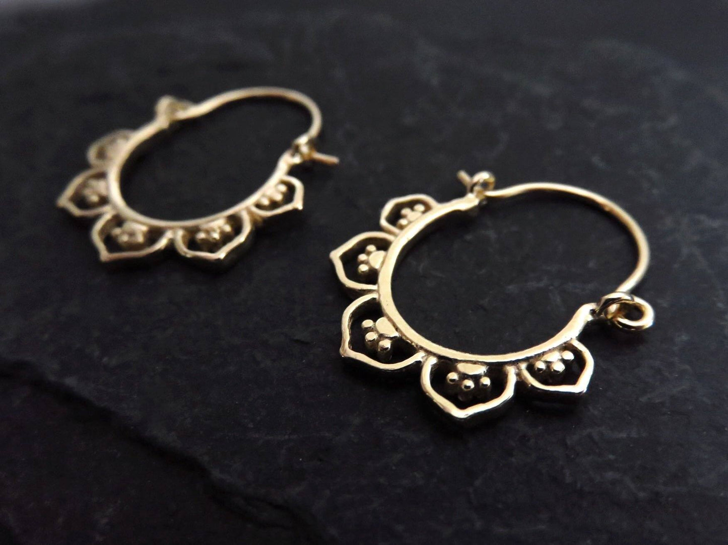 mini hoop earrings with flower pattern made of silver or silver-gold plated
