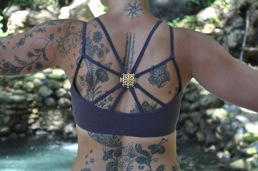 Yoga top with back pattern and brass elements in gray 