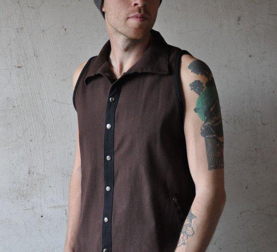 Vest for men with collar and snap fasteners in brown 
