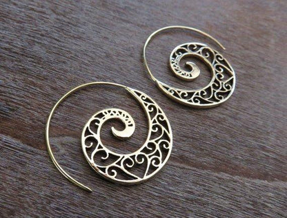 Spiral earrings with spiral pattern made of brass 