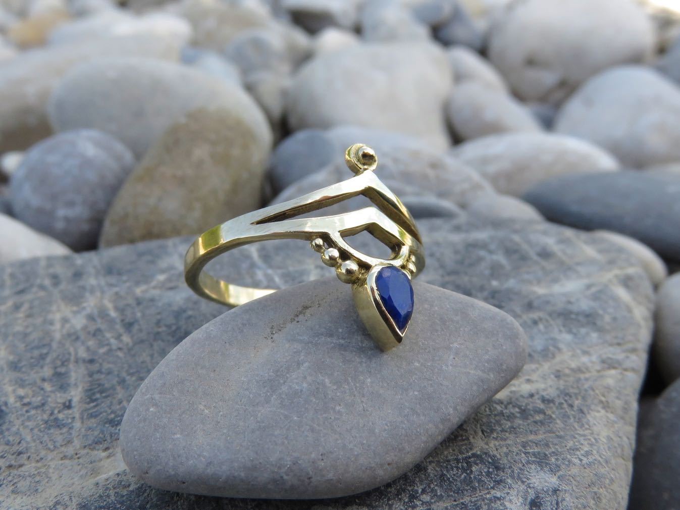 Brass ring with teardrop-shaped Lapis Lazuli stone 