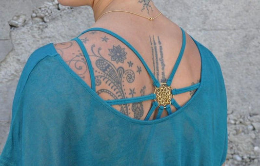 Yoga top with back pattern and brass elements in turquoise 