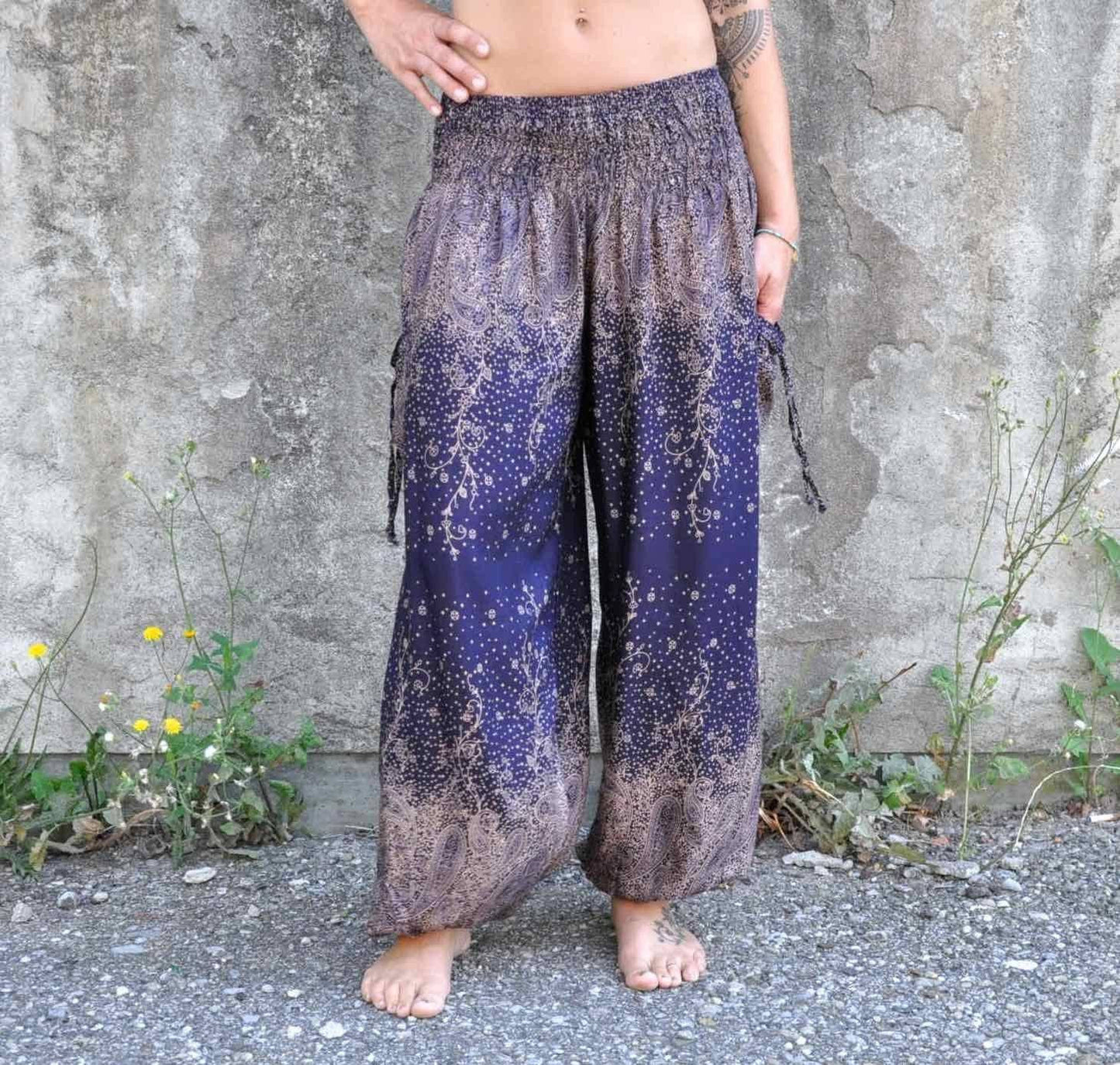 Airy harem pants with a floral pattern in blue