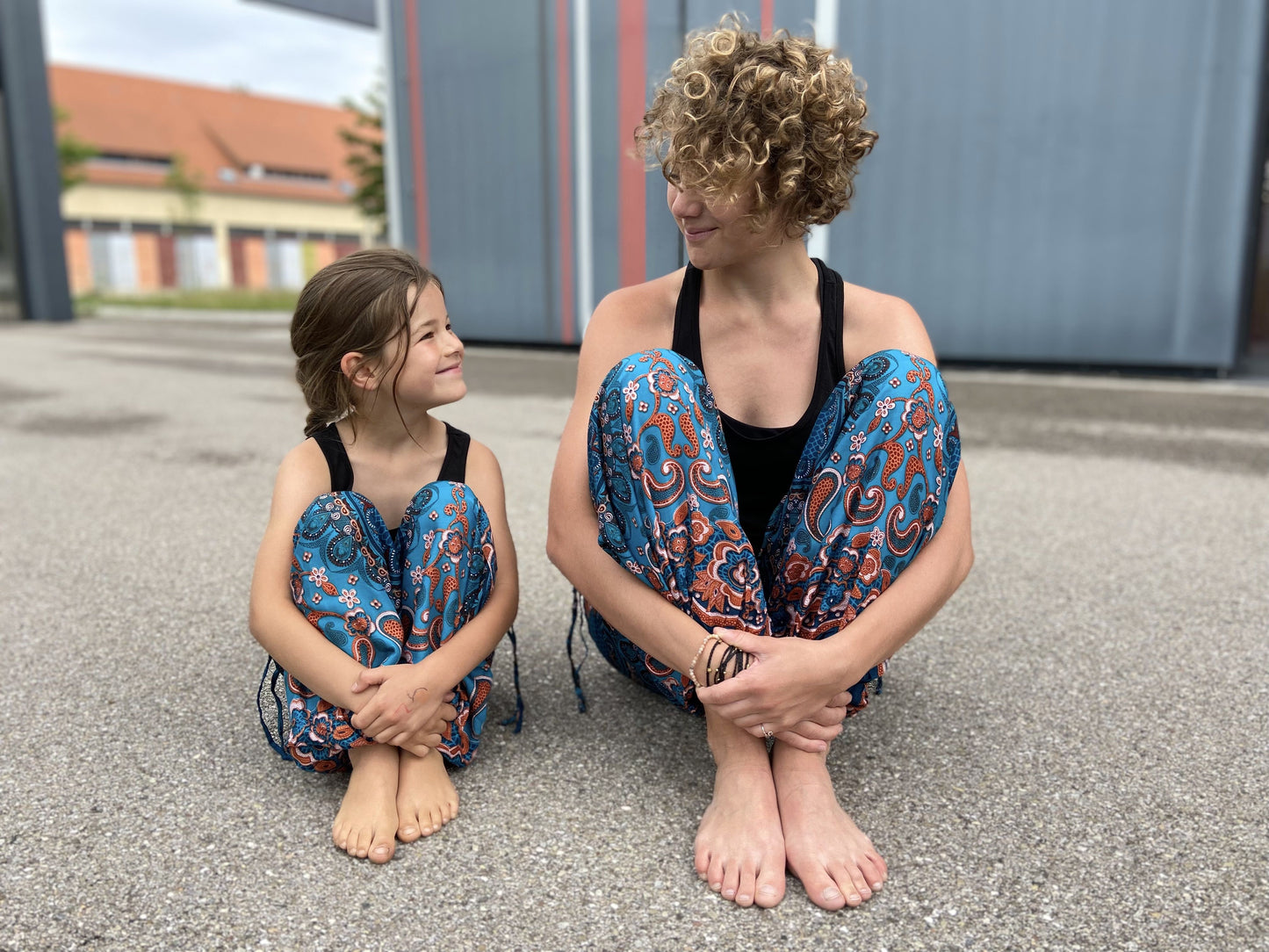 patterned harem pants with pockets in turquoise orange