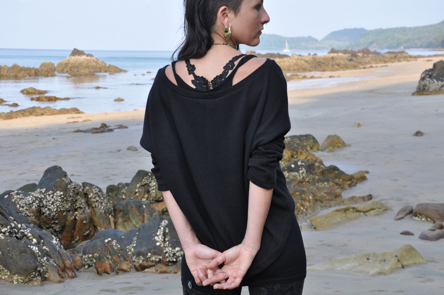 half-length, loose knitted top in black 