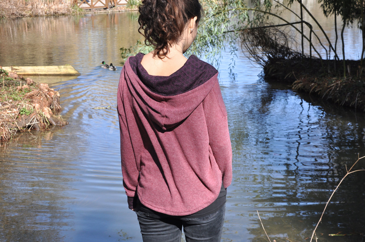 halblanger Strickpulli mit Kapuze in rosé rot