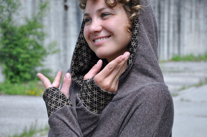 half-length knitted sweater with hood in brown 
