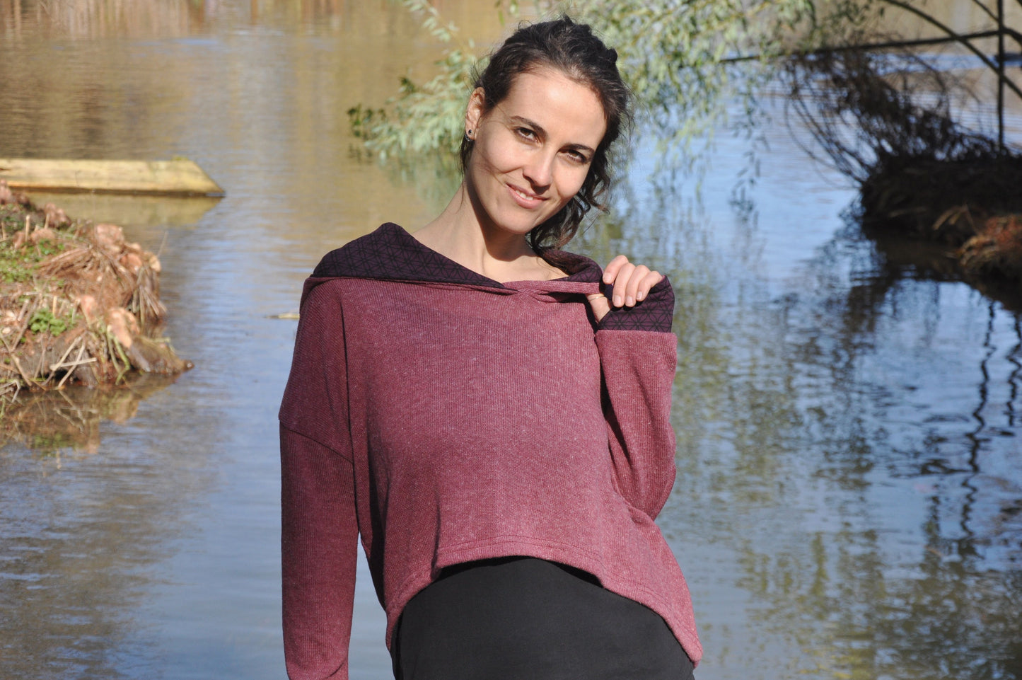 halblanger Strickpulli mit Kapuze in rosé rot