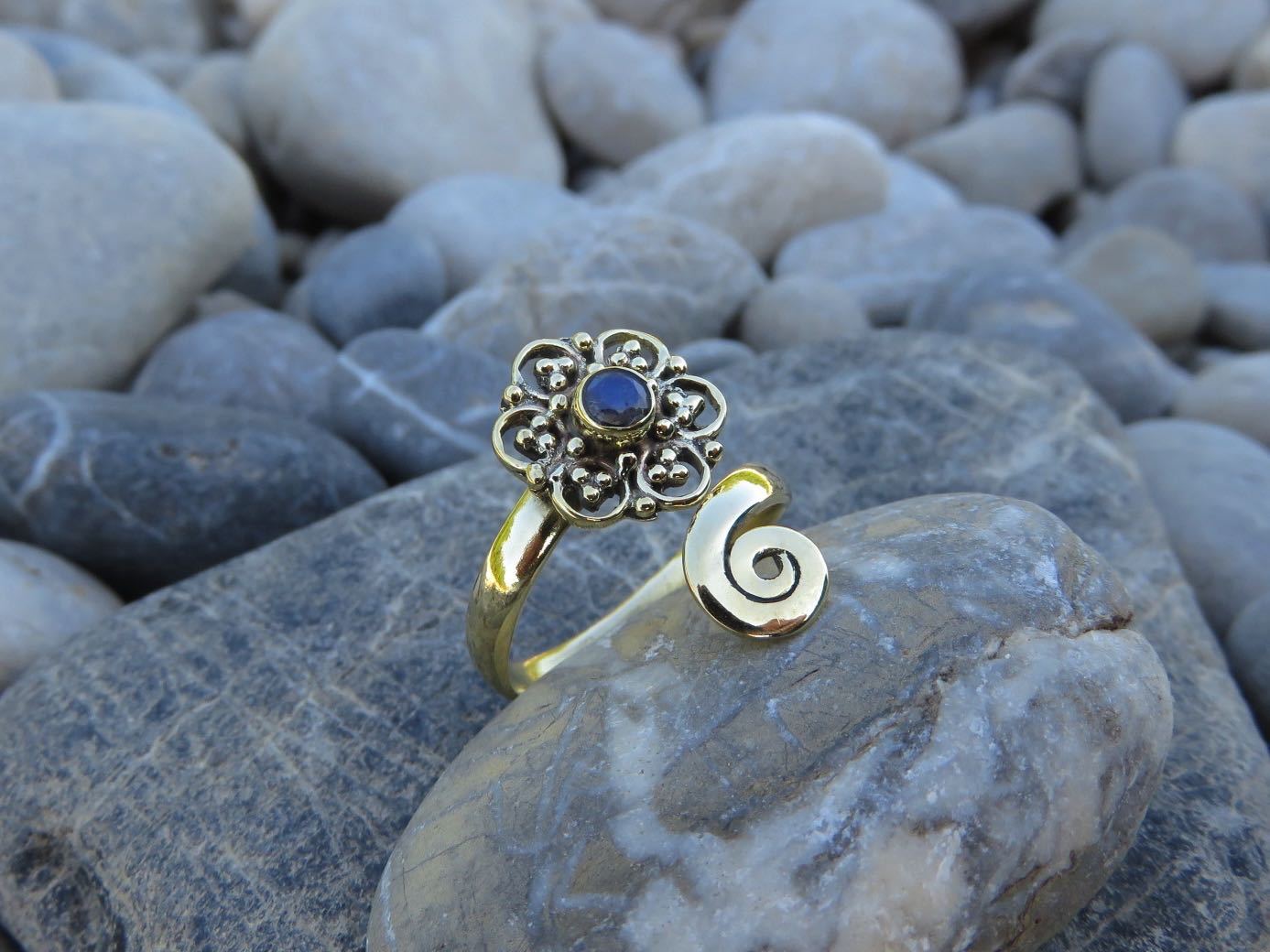 Toe ring with flower and spiral made of brass 