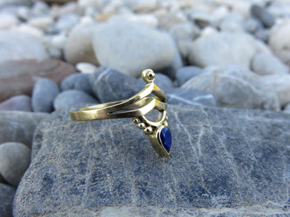 Brass ring with teardrop-shaped Lapis Lazuli stone 