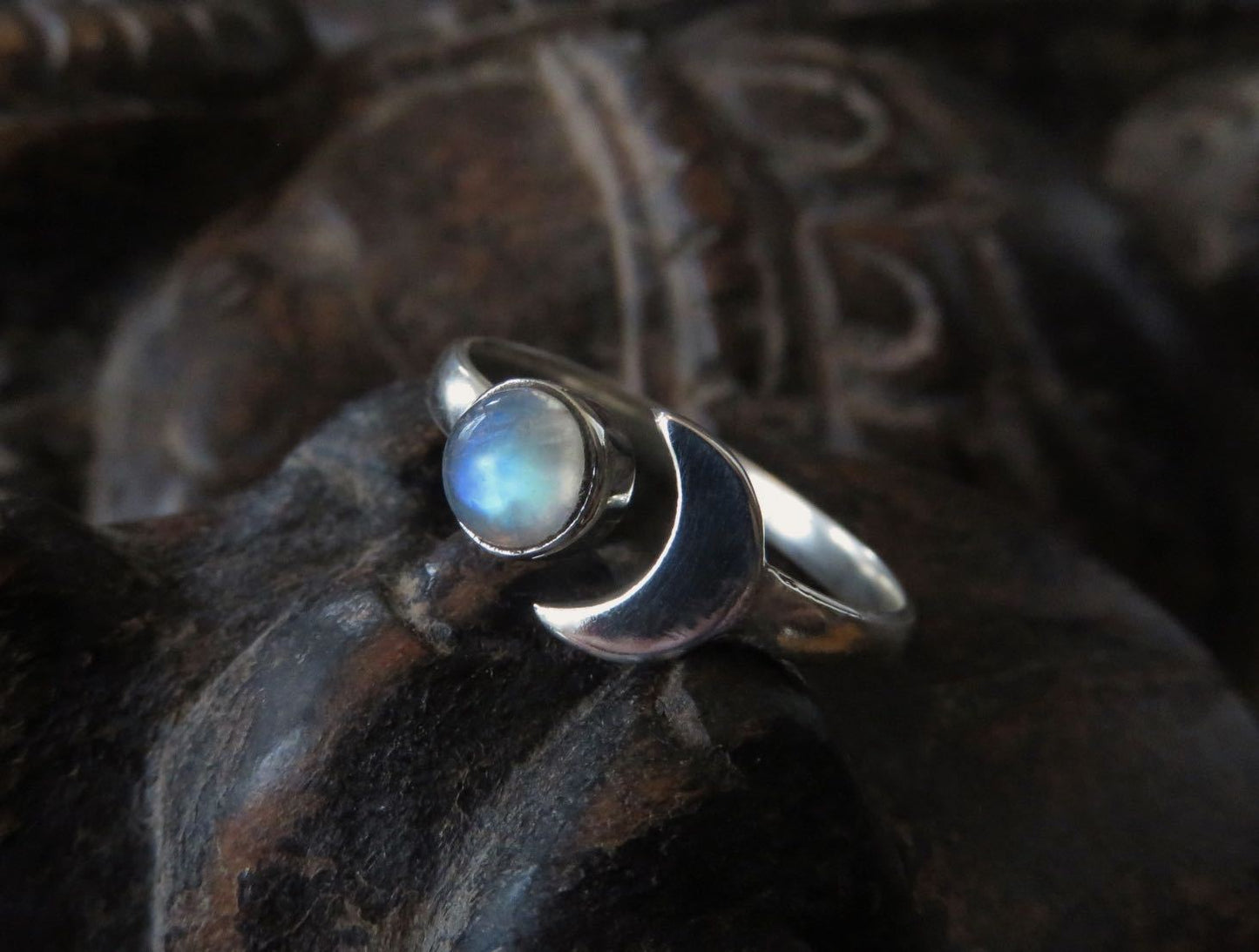 Ring mit Mond und schimmerndem Stein aus Silber