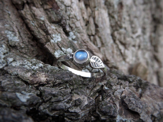 Silver ring with leaf, dots and labradorite stone 