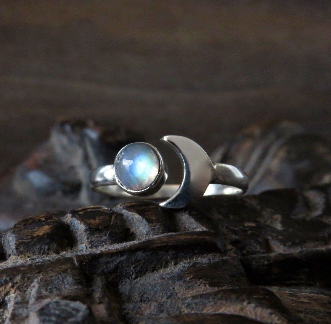 Ring with moon and shimmering stone made of silver 