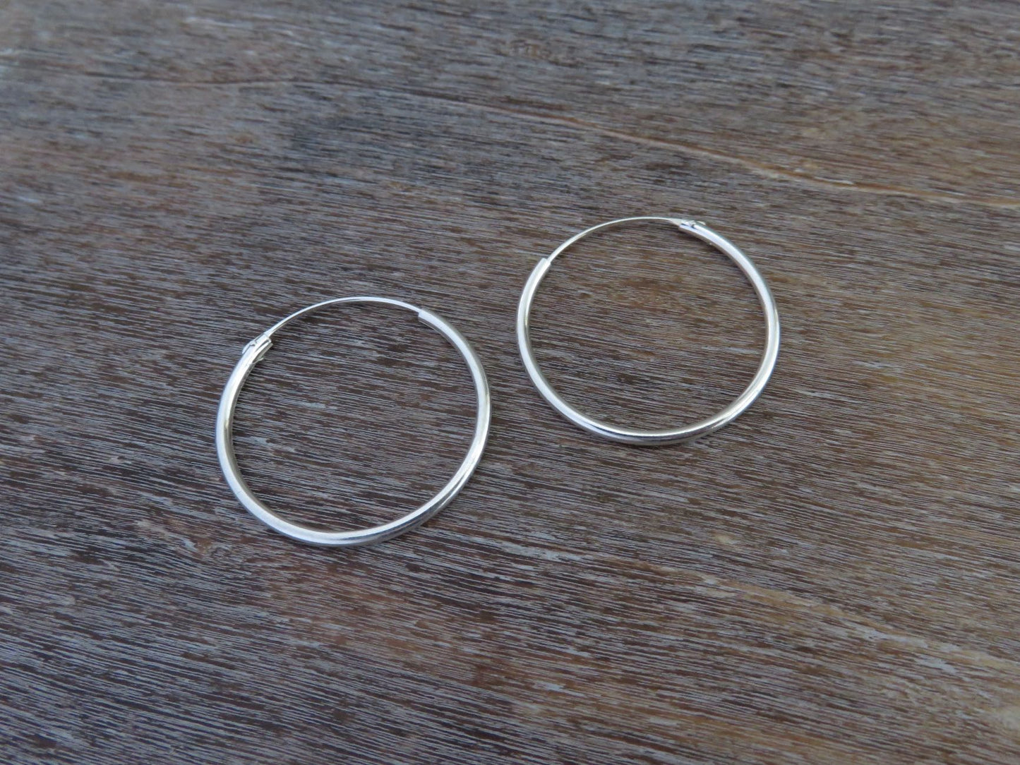simple silver hoop earrings 