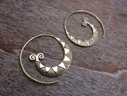 large spiral earrings with zigzag pattern made of brass 