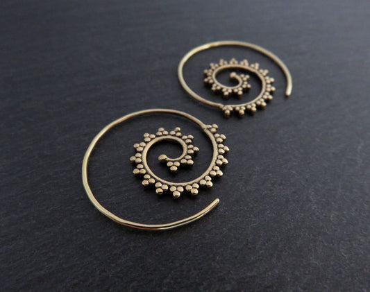 small spiral earrings patterned with small dots made of brass 