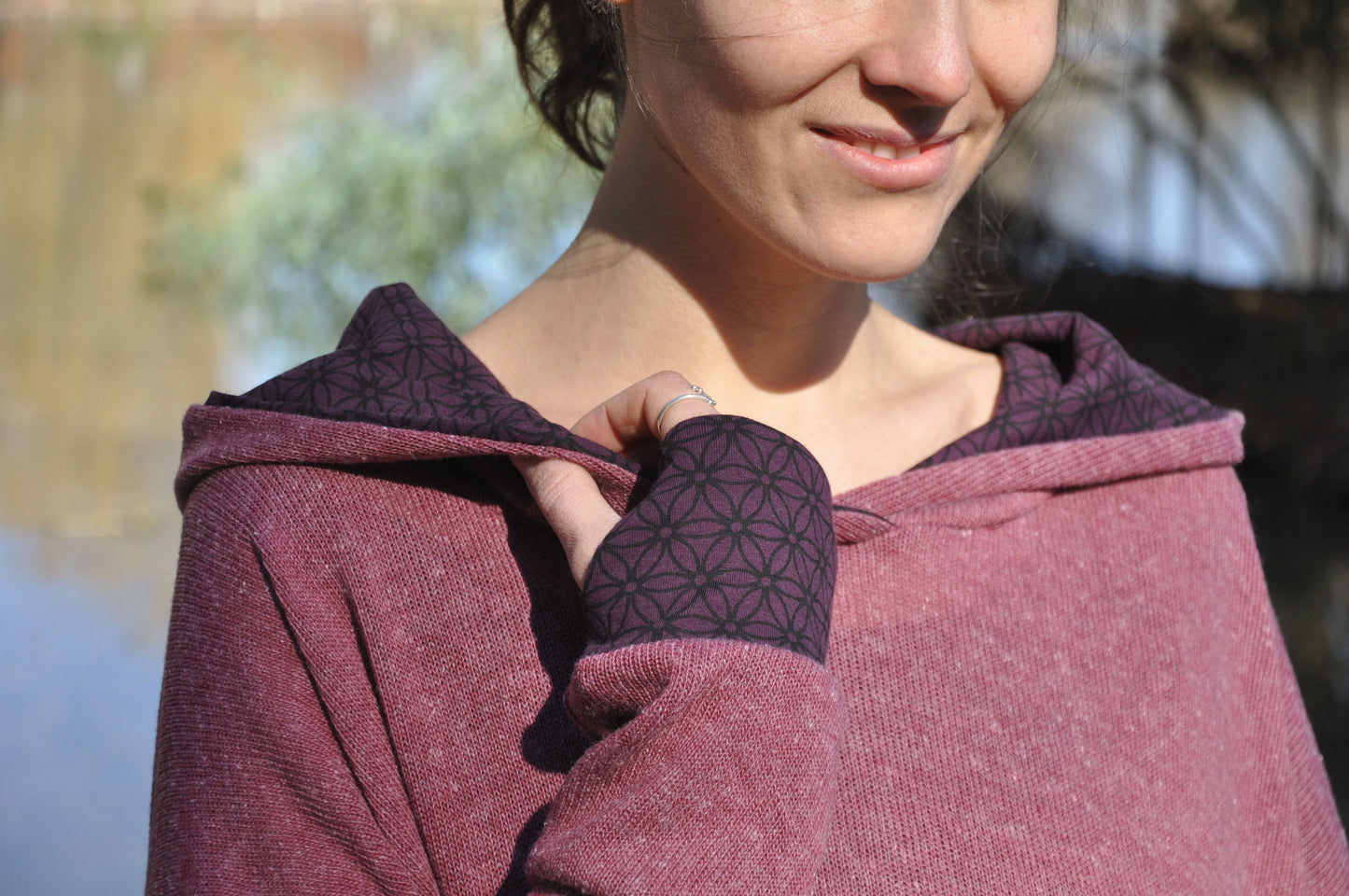 halblanger Strickpulli mit Kapuze in rosé rot