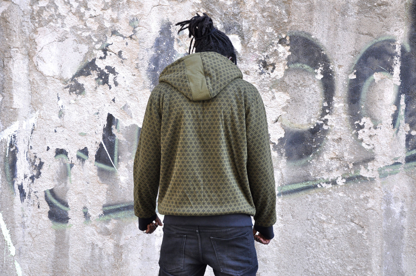 Men's hoodie in olive green with thumbholes 
