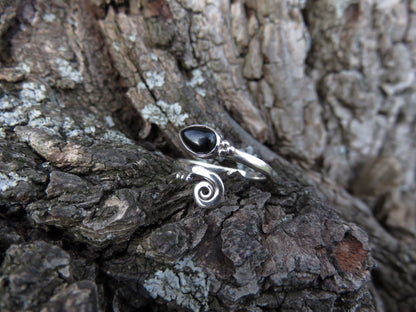 Toe ring with spiral and drop-shaped stone made of silver 