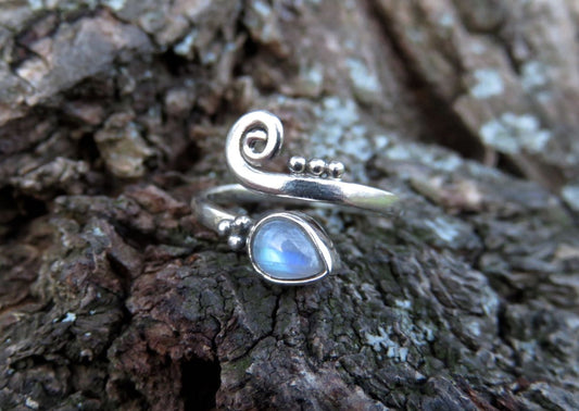 Zehenring mit Spirale und Stein in Tropfenform aus Silber