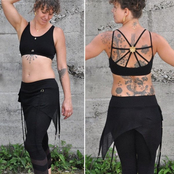 Yoga top with back pattern and brass elements in black 