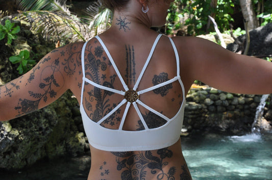 Yoga top with back pattern and brass elements in white 