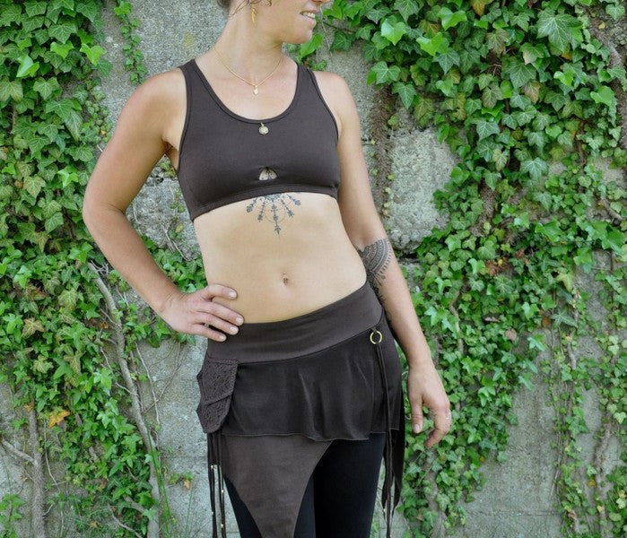 Yoga top with back pattern and brass elements in brown 