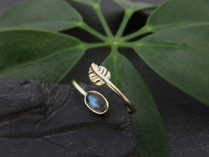 Toe ring with oval stone and leaf made of brass 