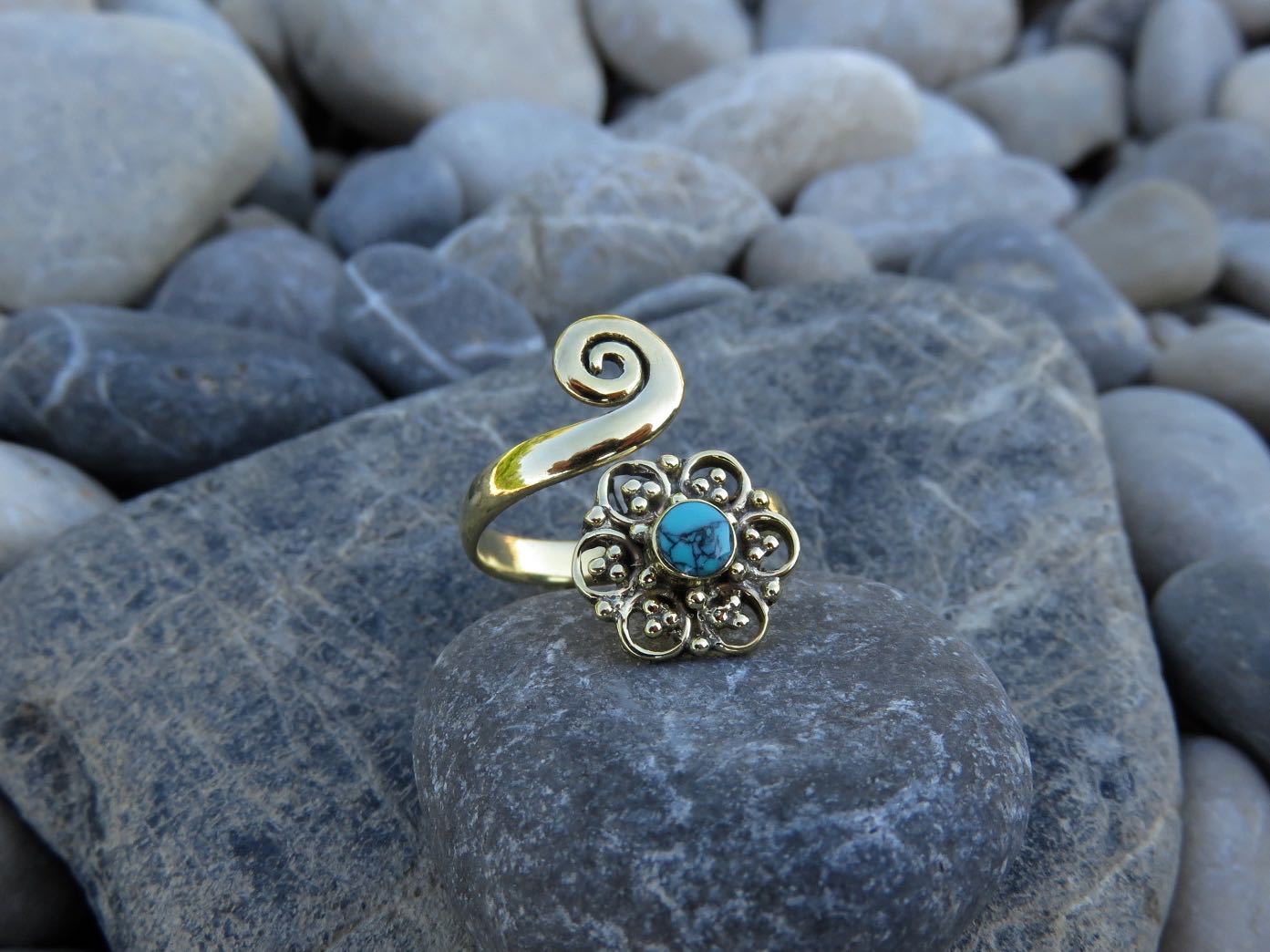 Toe ring with flower and spiral made of brass 